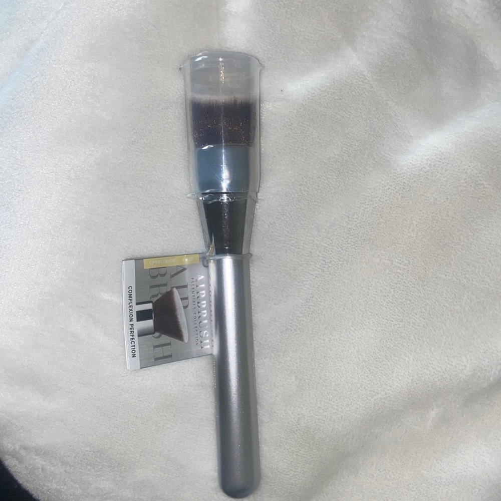It cosmetics makeup brush